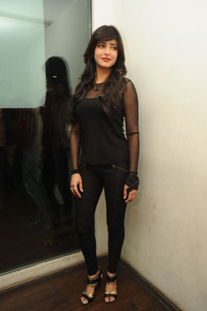 Shruthi-Hassan-at-Yevadu-App-launch
